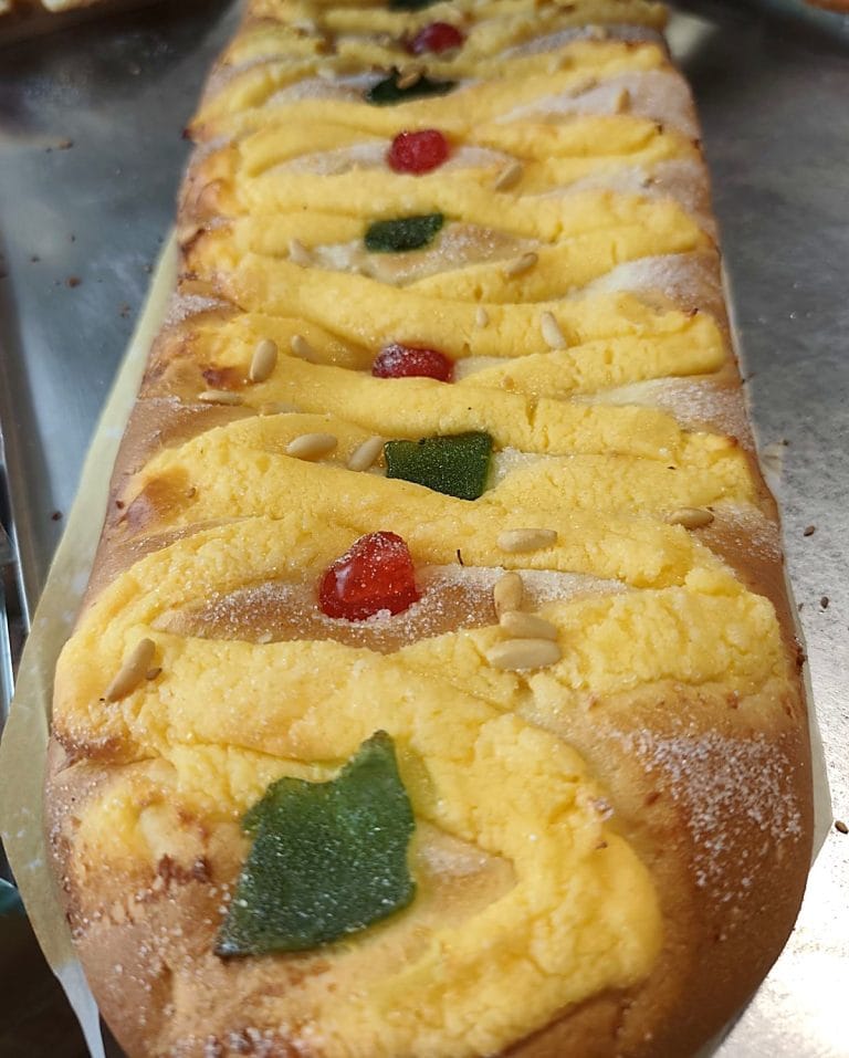 Coca de Sant Joan de crema artesanal en Barcelona