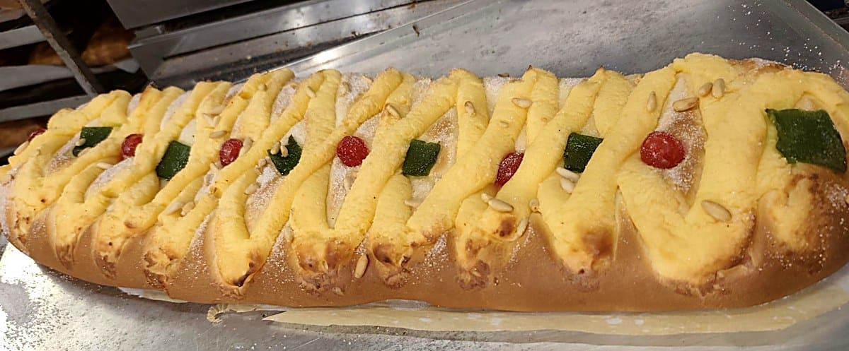 Coca de Sant Joan de crema con piñones - Panadería artesanal Barcelona