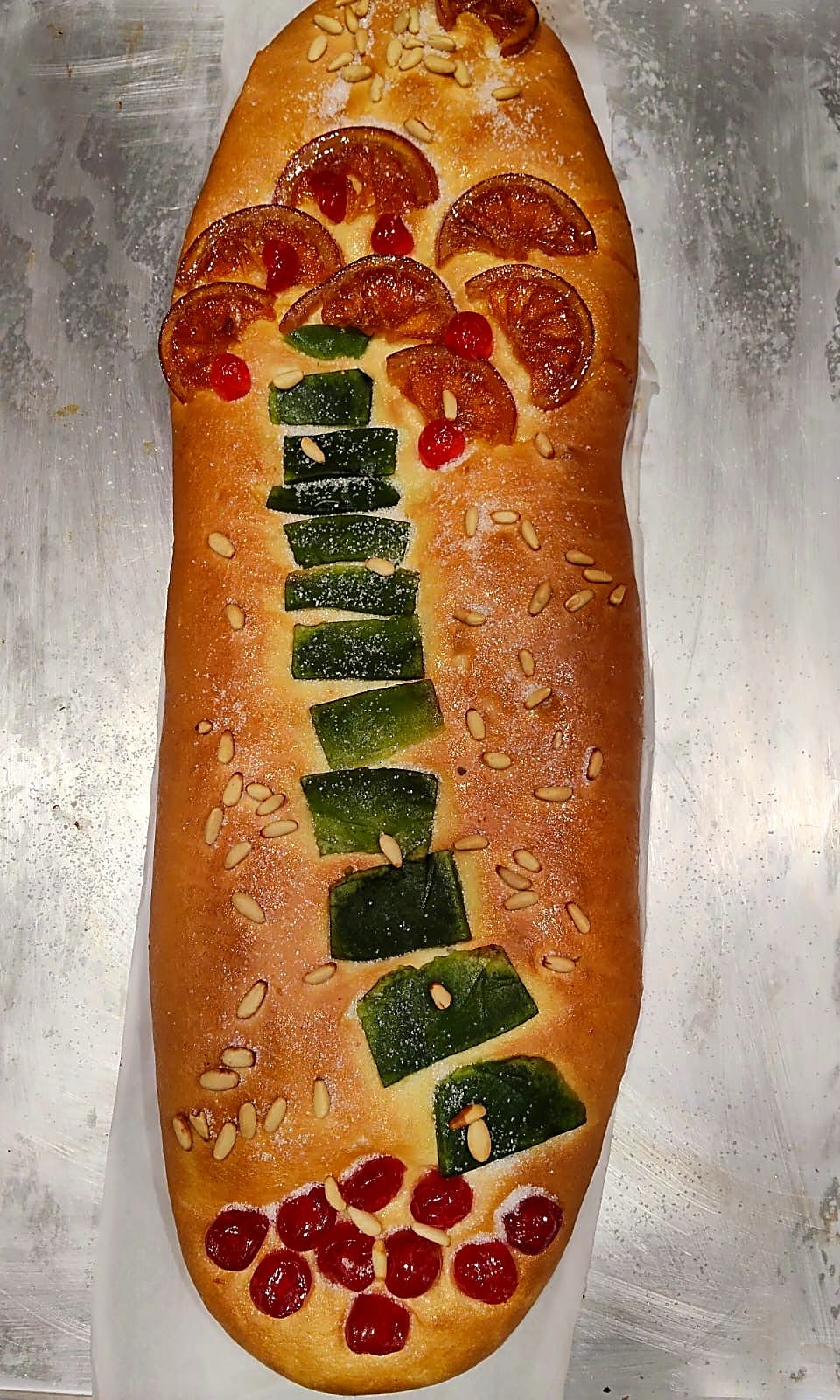 Coca de Sant Joan de fruta confitada con piñones - Panadería artesanal Barcelona